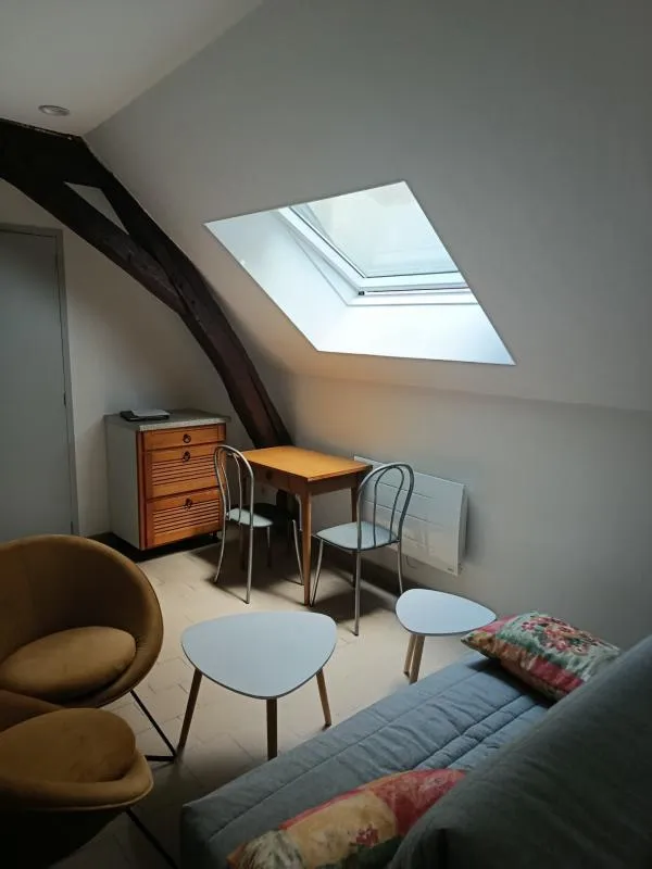 Pièces - Studio Meublé Rénové à Saran, Proche Commerces
