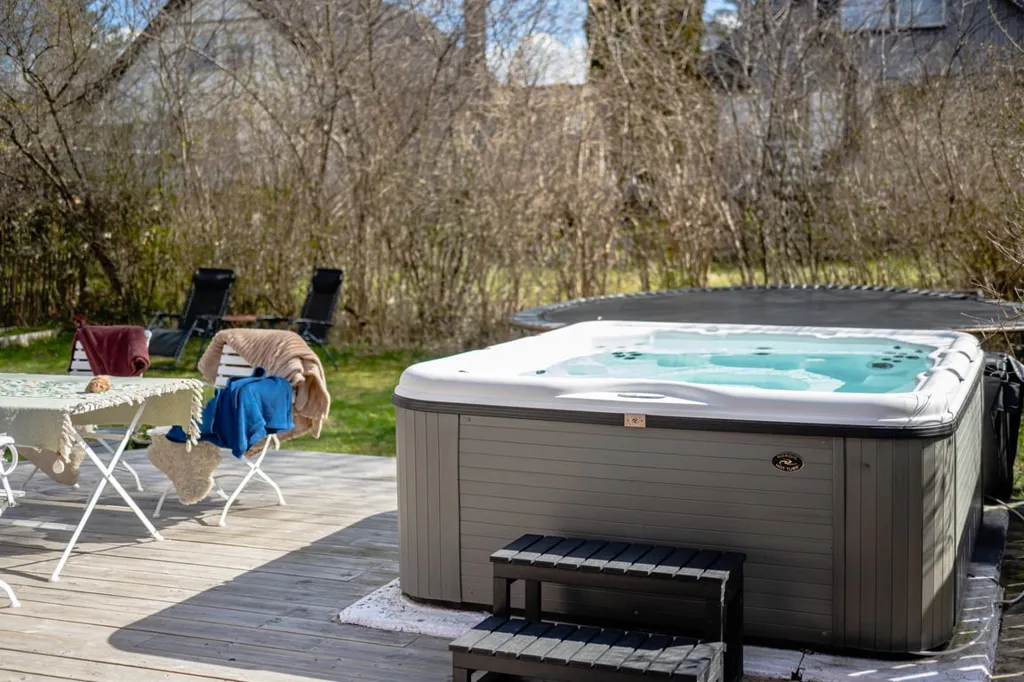 Terrace - 1½-Storey Villa with Spa Deck in Quiet Suburb