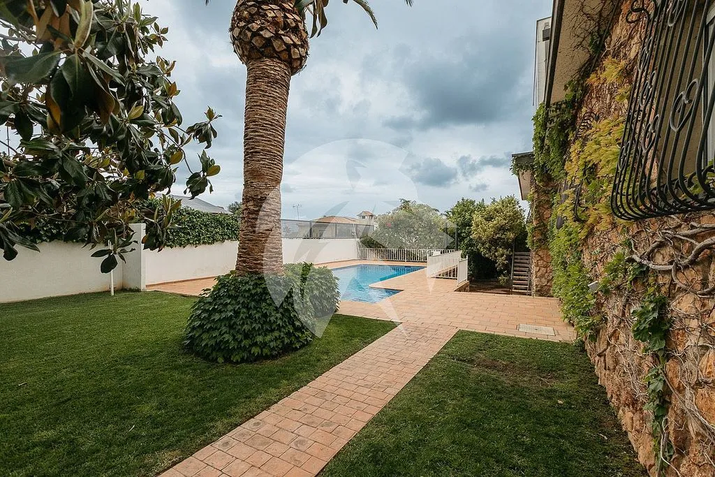 Bassein - Chalet with Pool and Terrace in Montepilar