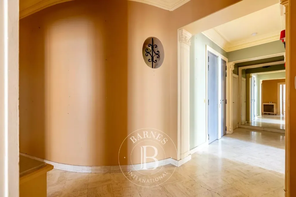 Esik - Corner Apartment with East View in Paris 8e