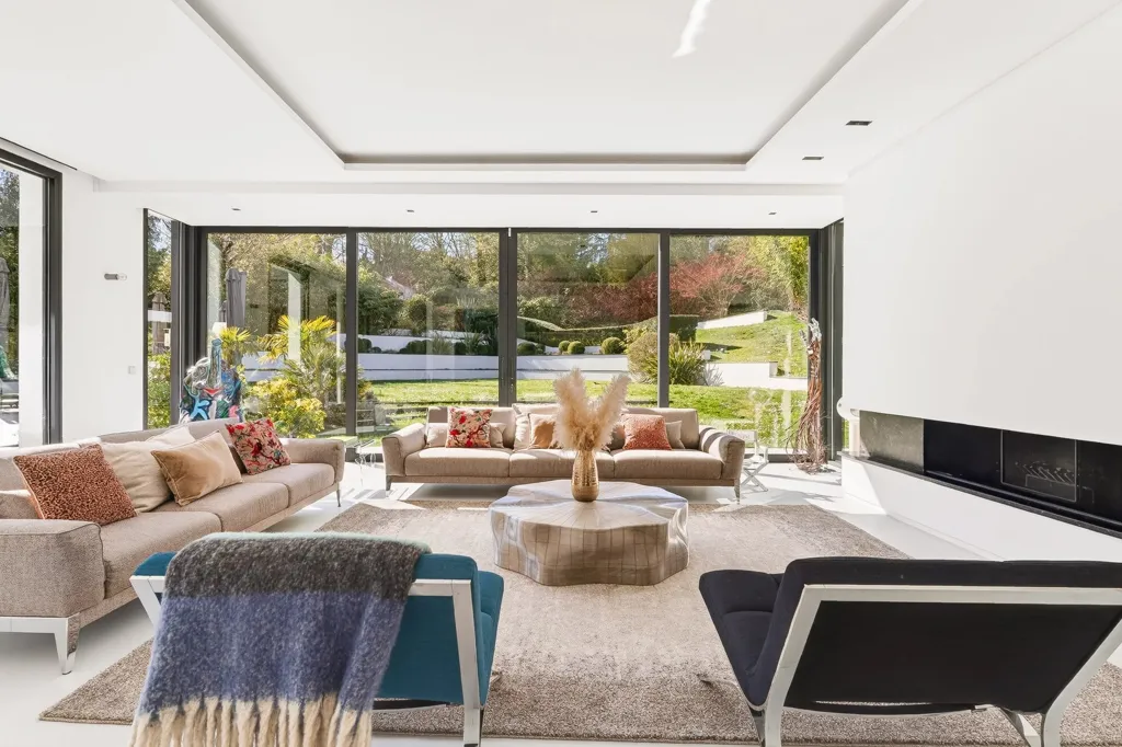 Séjour - Propriété Architecturale avec Piscine à Garches