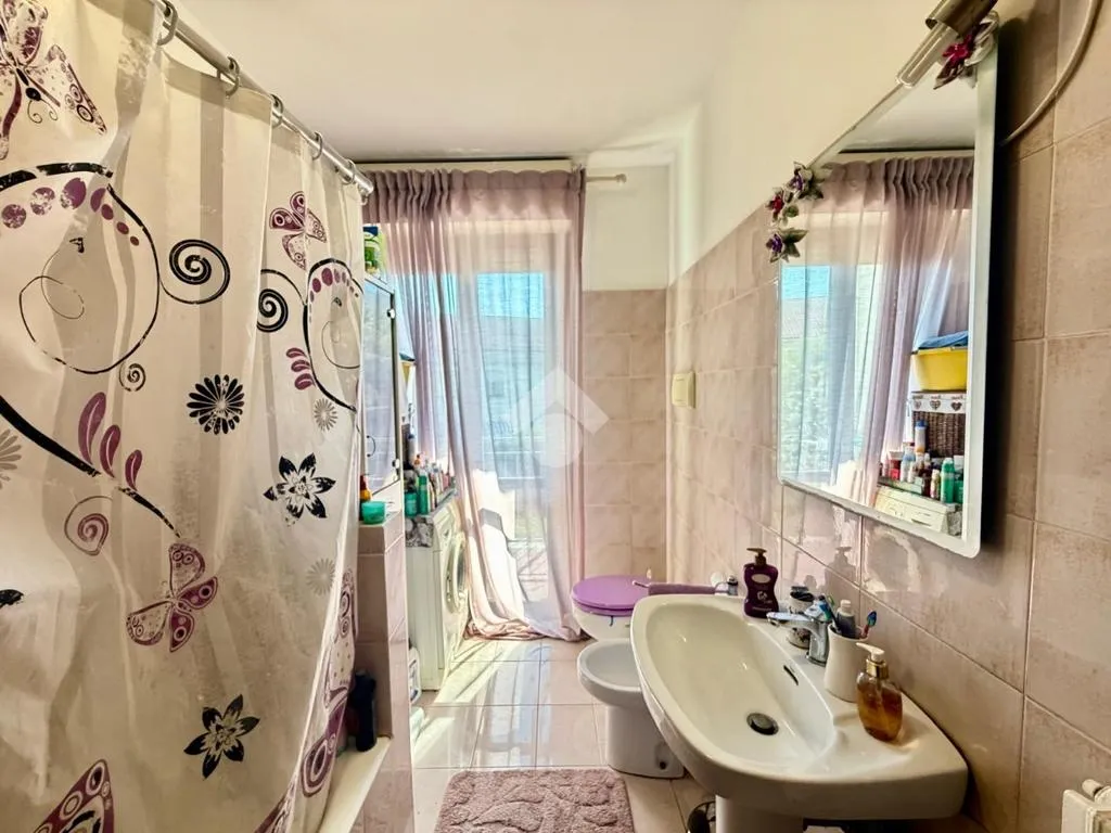 Bagni - Three-bedroom Apartment with Balcony in Brescia