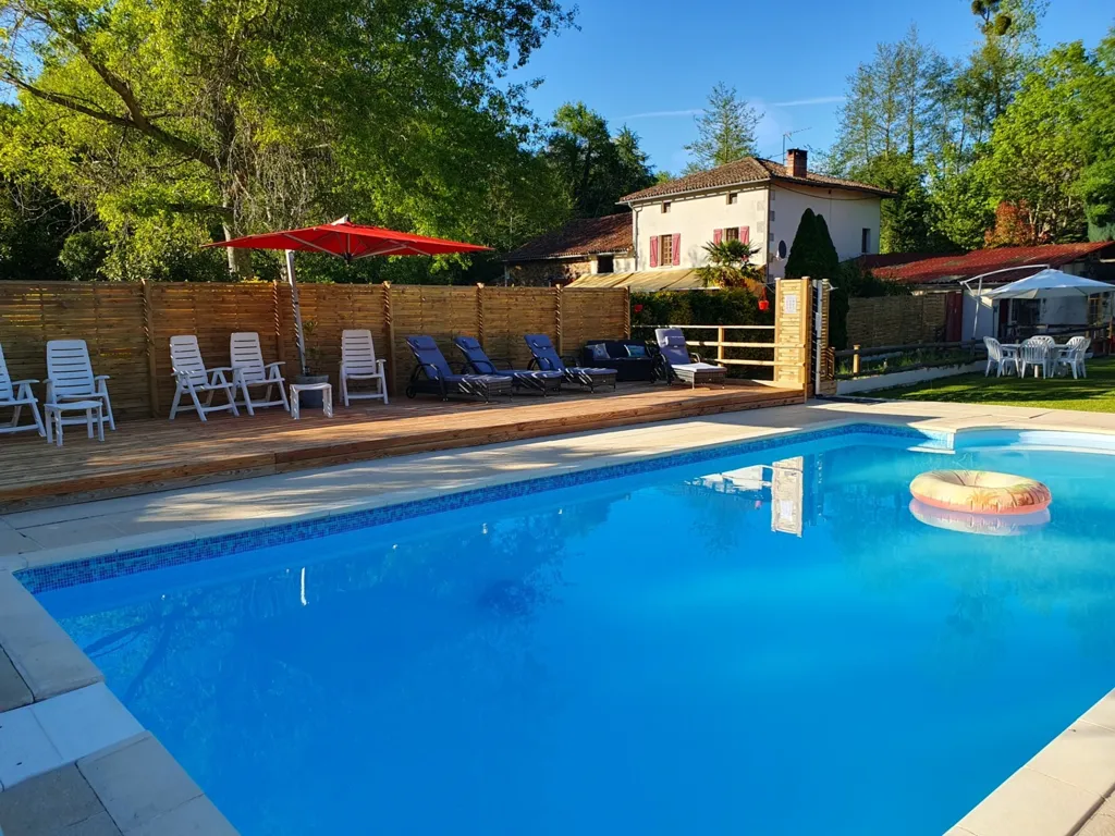 Piscine - Moulin Rénové avec Piscine et Terrain à la Campagne