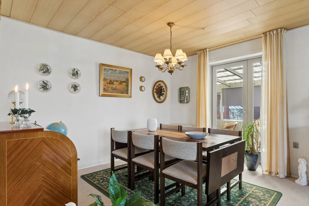 Söögituba - 1960s Villa with Garden in Sunds