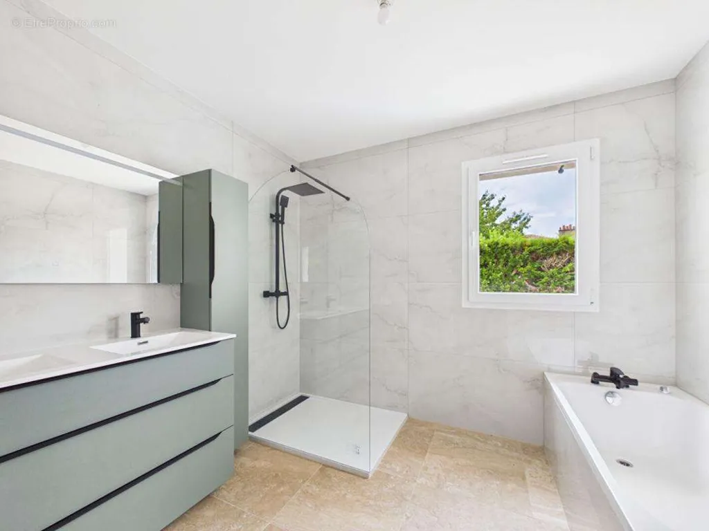 Salles de bain - Bungalow avec jardin à Saint-Sauvant
