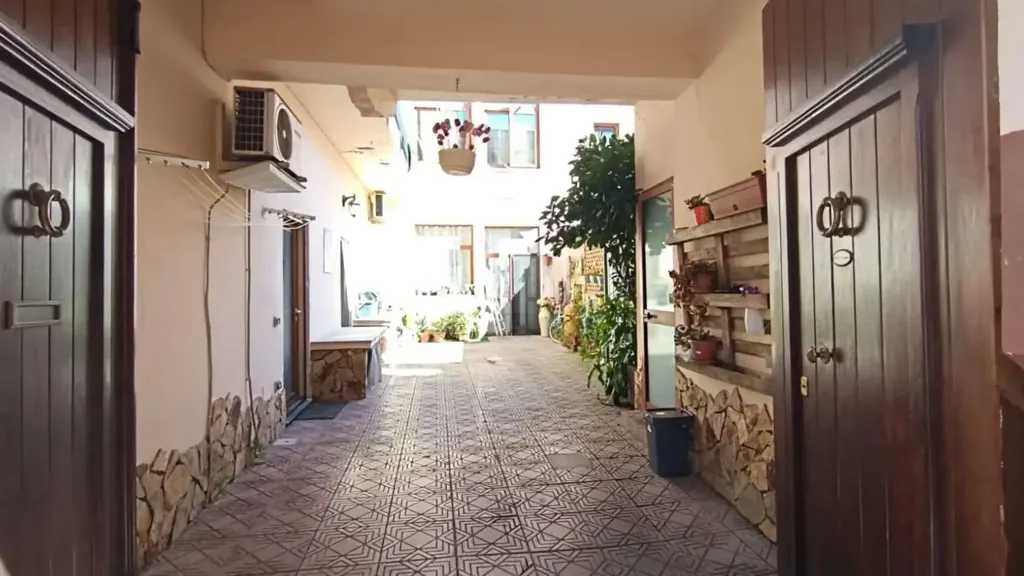 Esik - Rustic-Style Apartment with Courtyard in Monserrato