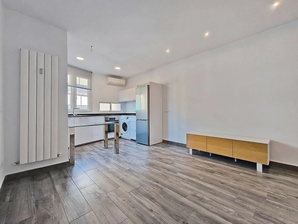 Living Room - Modernised Flat with East View in Chamartín