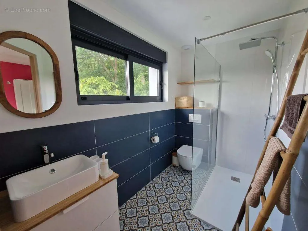Salles de bain - Maison Familiale avec Jardin et Terrasse à Caumont