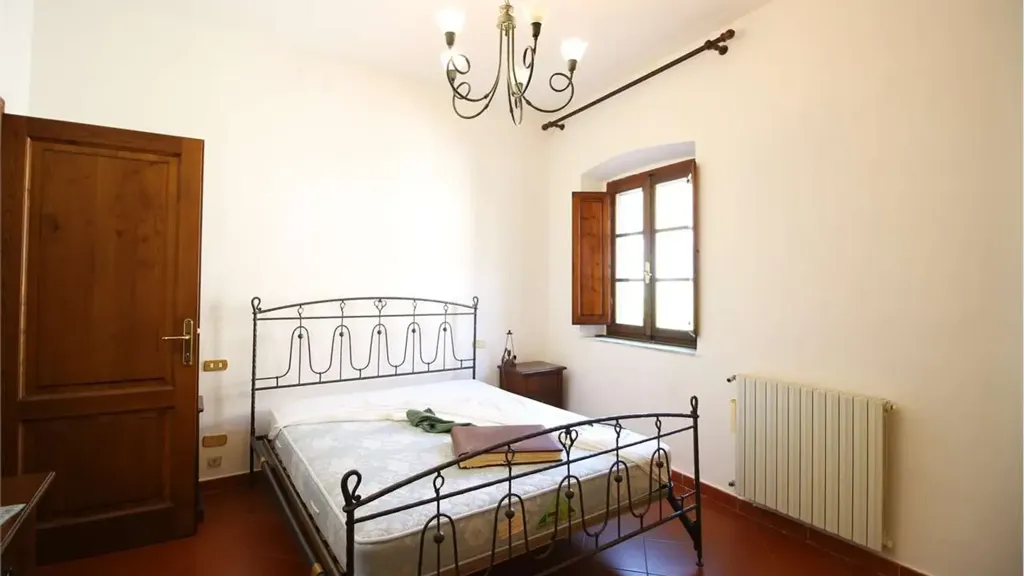 Chambres - Spacious Apartment with Courtyard in Buti