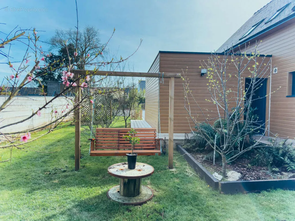 Aed - Contemporary House with Pool in Baud