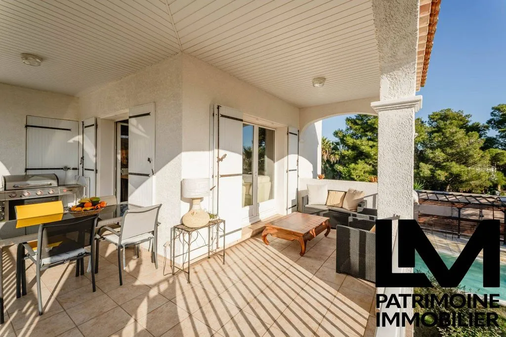 Terrace - Luxury Villa with Pool in Agde