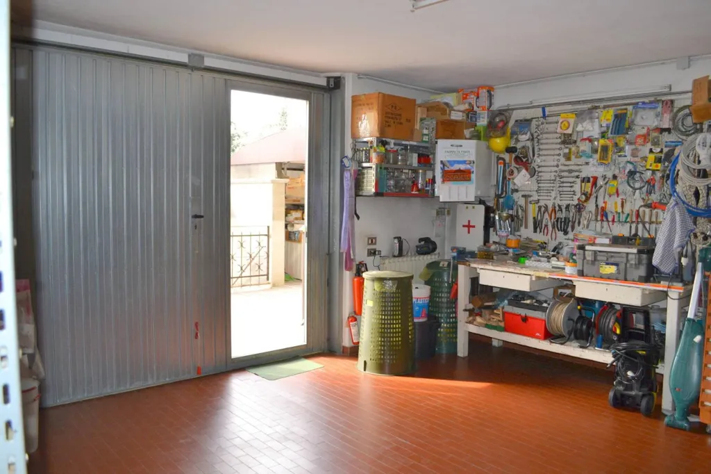 Garage - Villa con giardino privato a Capriate San Gervasio