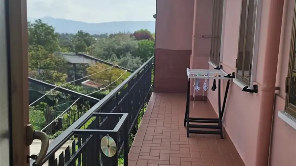 Balcony - Six-Bedroom Apartment with Terrace in Prato