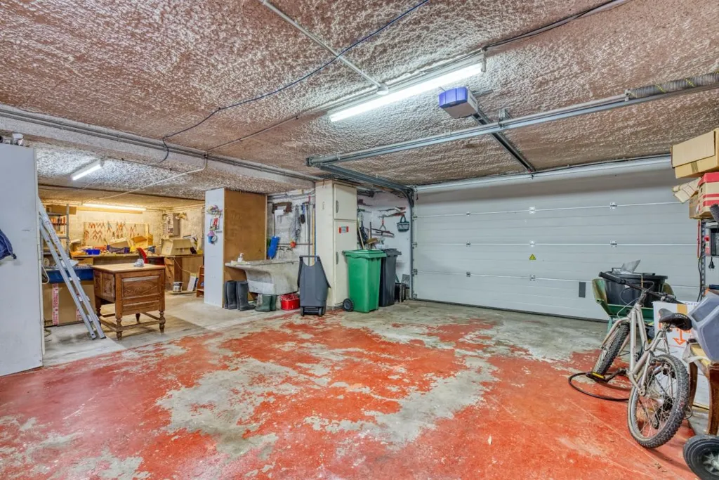 Garage - Architectural House with Patio near Pessac