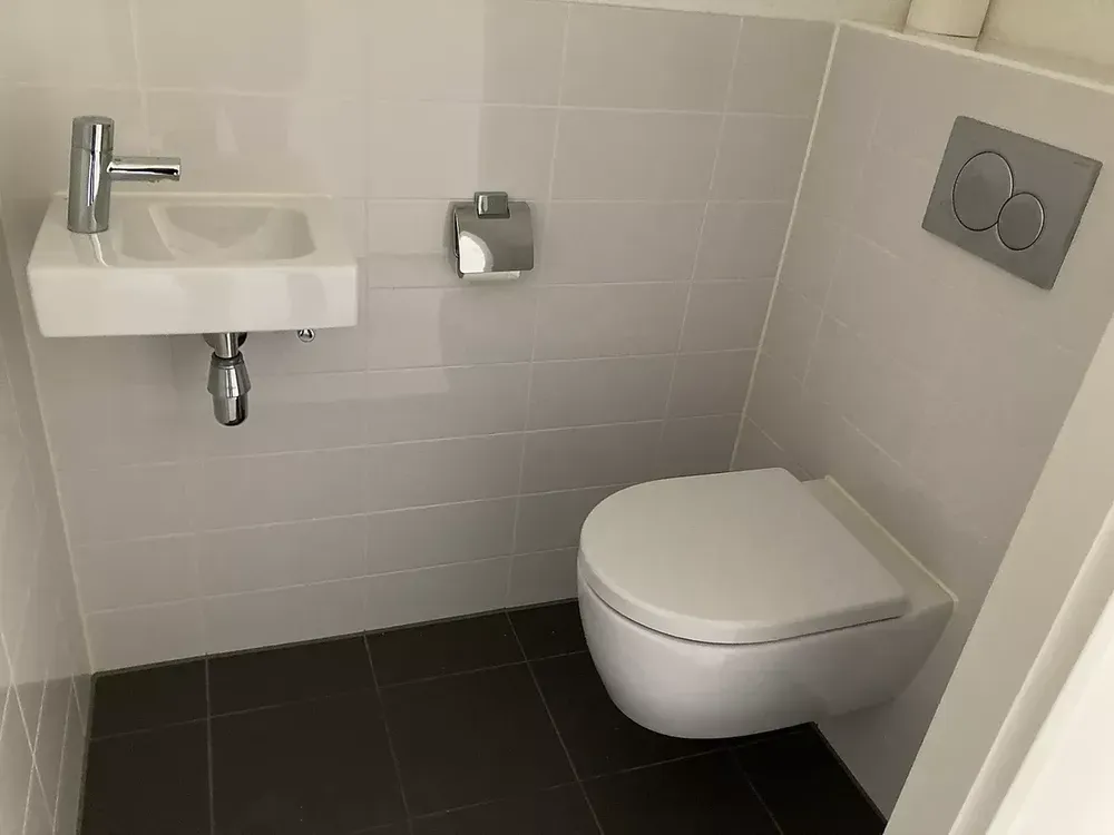 Salles de bain - Modern Apartment with Balcony in Veenendaal