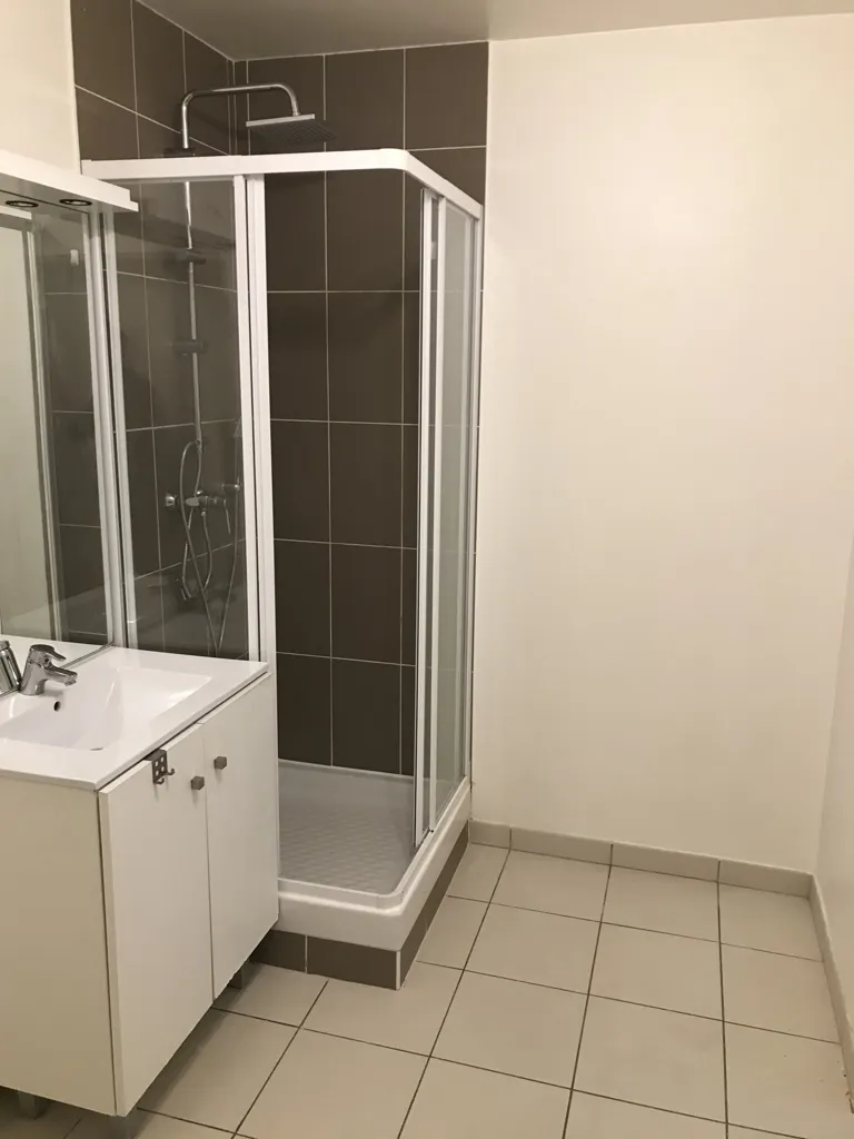 Salles de bain - Studio avec Balcon et Parking à Olivet