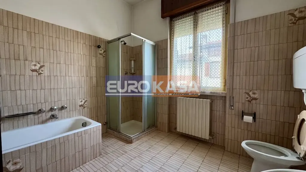 Salles de bain - Villa with Garden in Osio Sopra