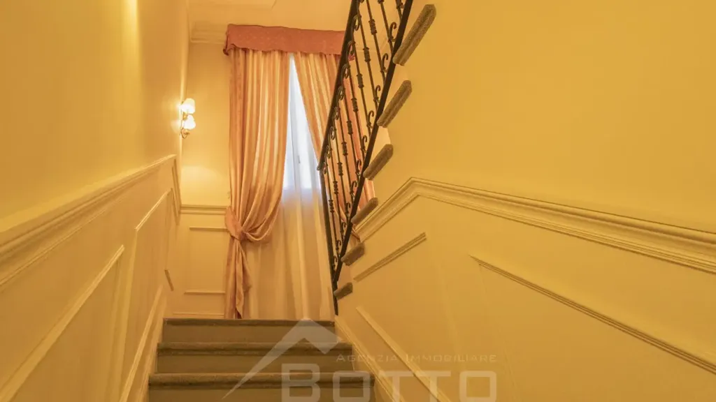 Pièces - Historic Villa with Central Location in Grignasco