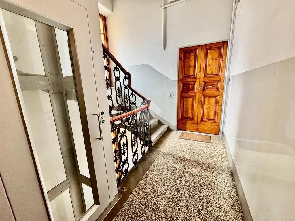 Entrée - 1930s Apartment with Balcony in Florence