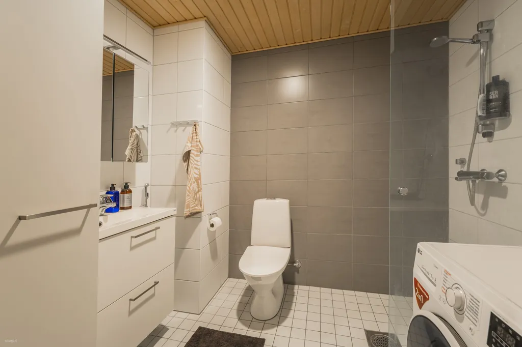 Salles de bain - Compact Apartment with Glazed Balcony in Lohja Centre