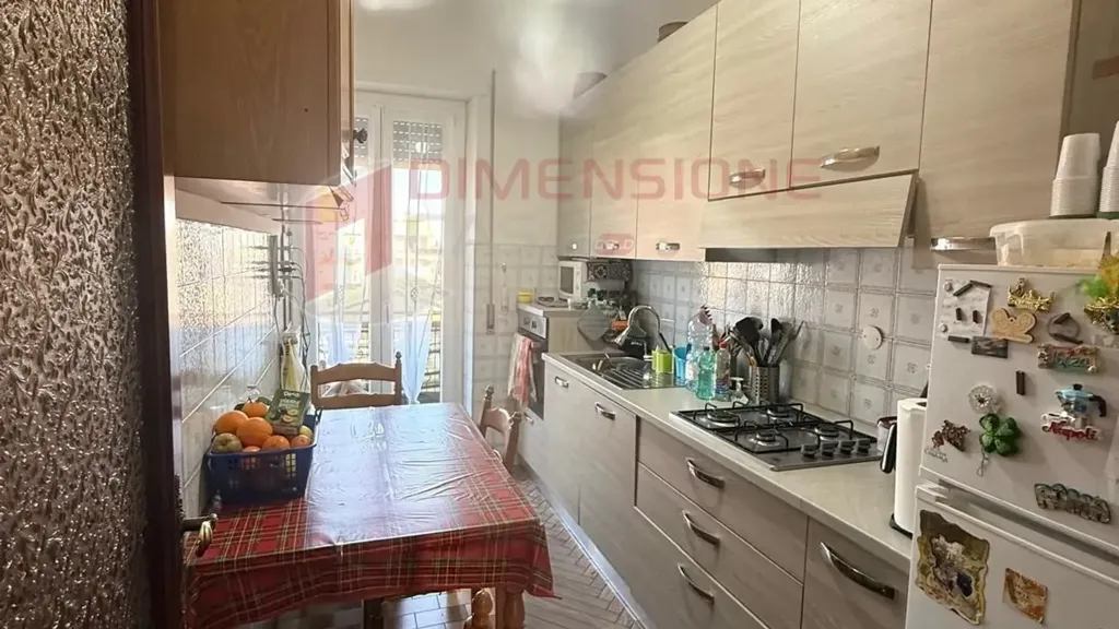 Cuisine - Three-Bedroom Apartment with Balcony in Rome