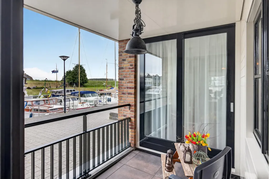 Balcony - Half-Freestanding House with Harbour View in Oude-Tonge