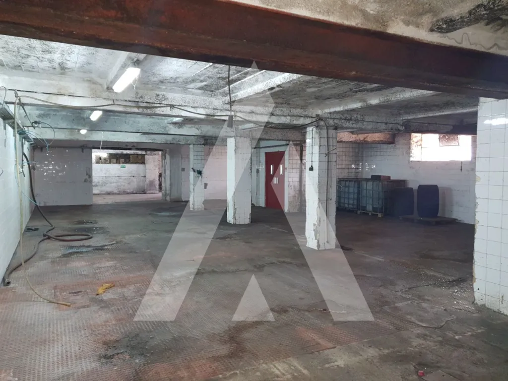 Garage - Historic Wine Cellar with Storage in Anadia