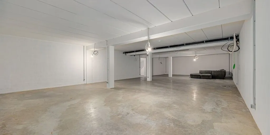 Garage - Mixed-Use Building with Showroom in Borsbeek
