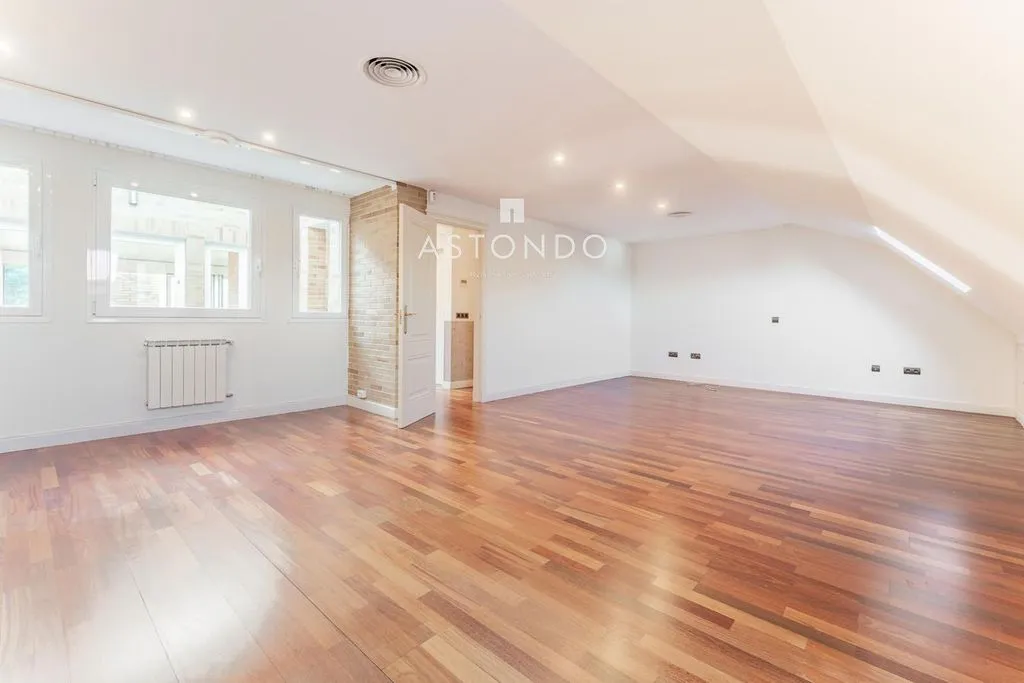 Pièces - Luxury Townhouse with Pool in Madrid