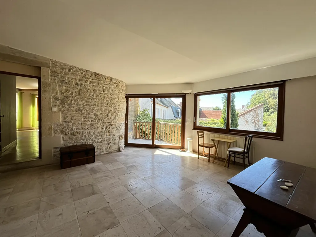 Elutuba - Mixed-Use Property with Terrace in Decize