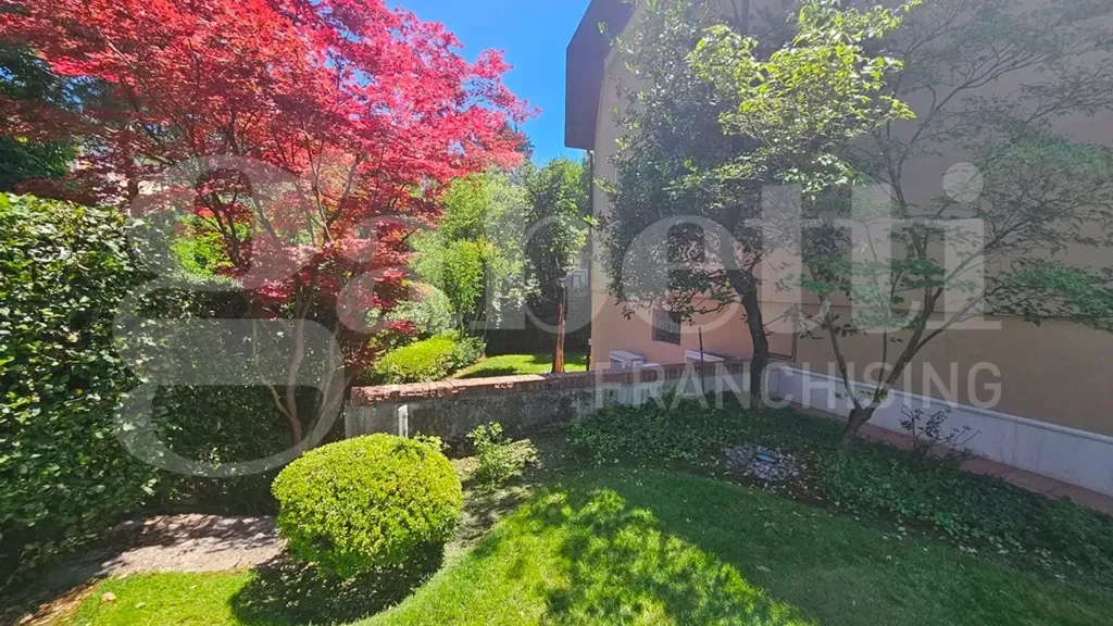 Jardin - Classical Villa with Garden in Brescia