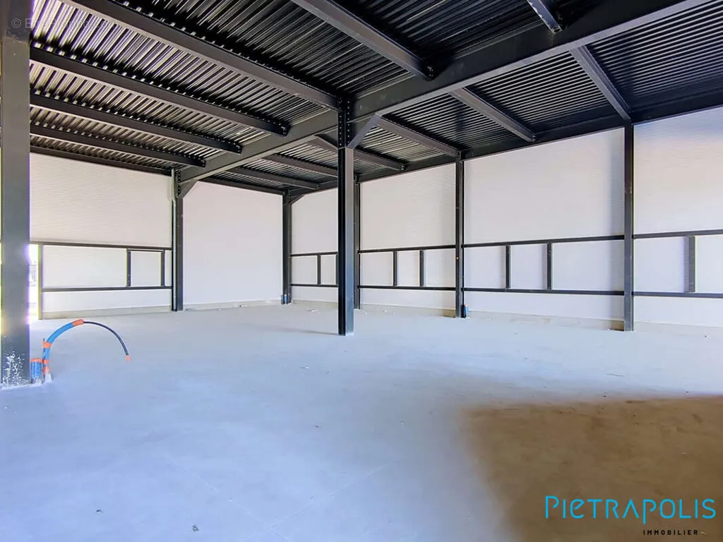 Stanze - Commercial Space with Parking in Sete