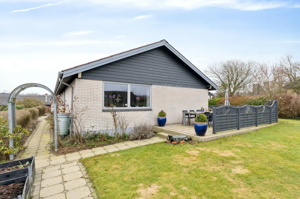Giardino - Estate Villa with Lake View in Rødding