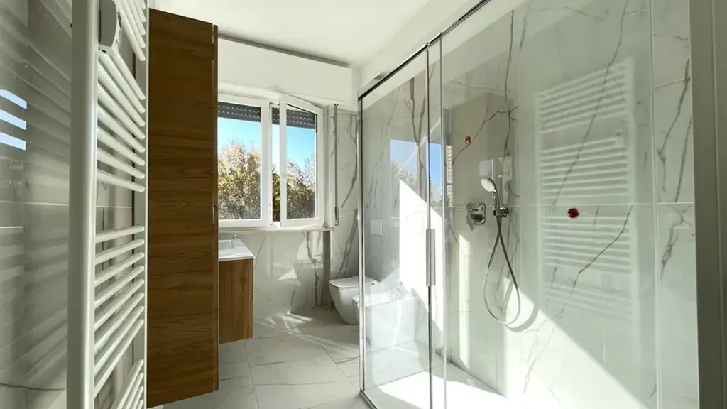 Salles de bain - Rearranged Apartment with Balcony in Curno