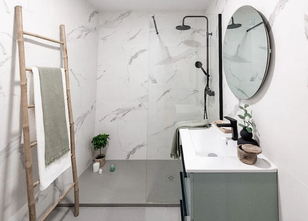 Bathrooms - Modern Flat with Lift in Sector Oficios