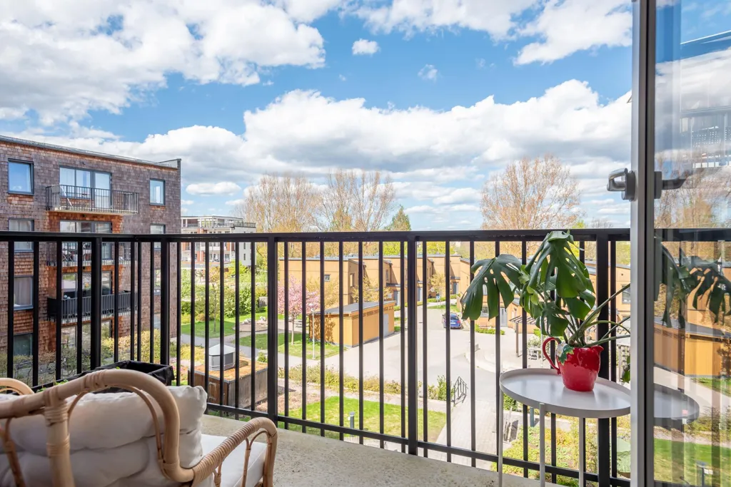Balcony - Modern Flat with Balcony in Södra Ladugårdsängen
