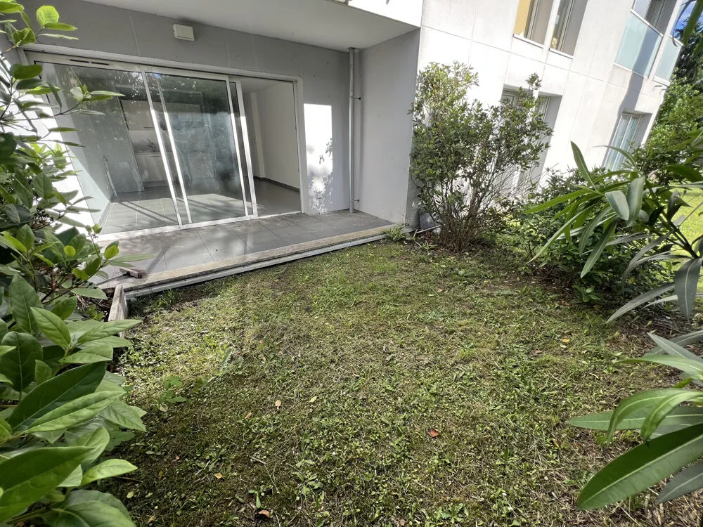 Garden - T2 Apartment with Garden in Mérignac