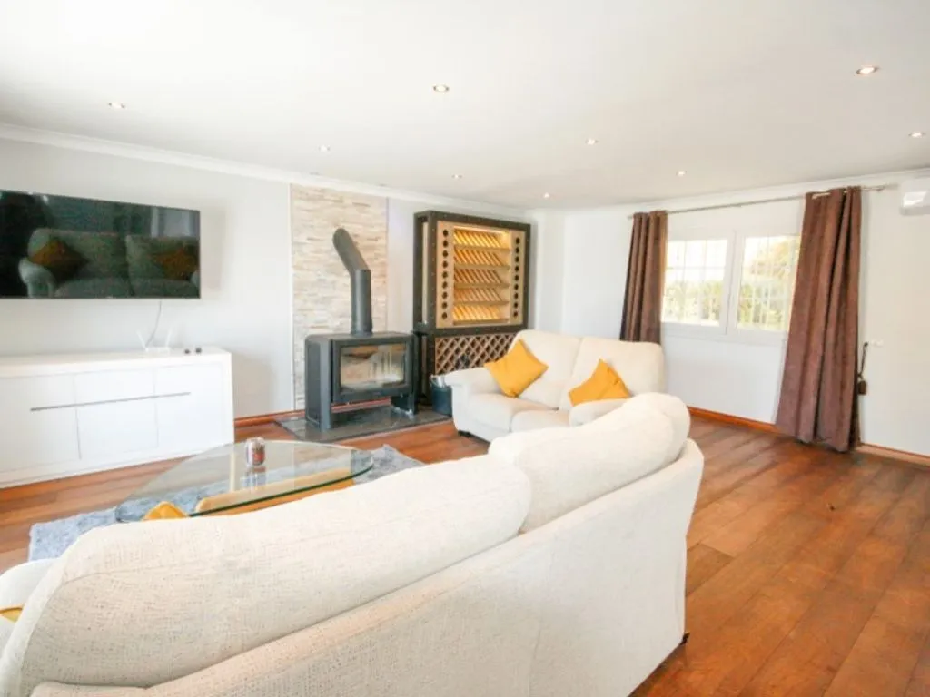 Living Room - Four-Bedroom Chalet with Pool near Coín
