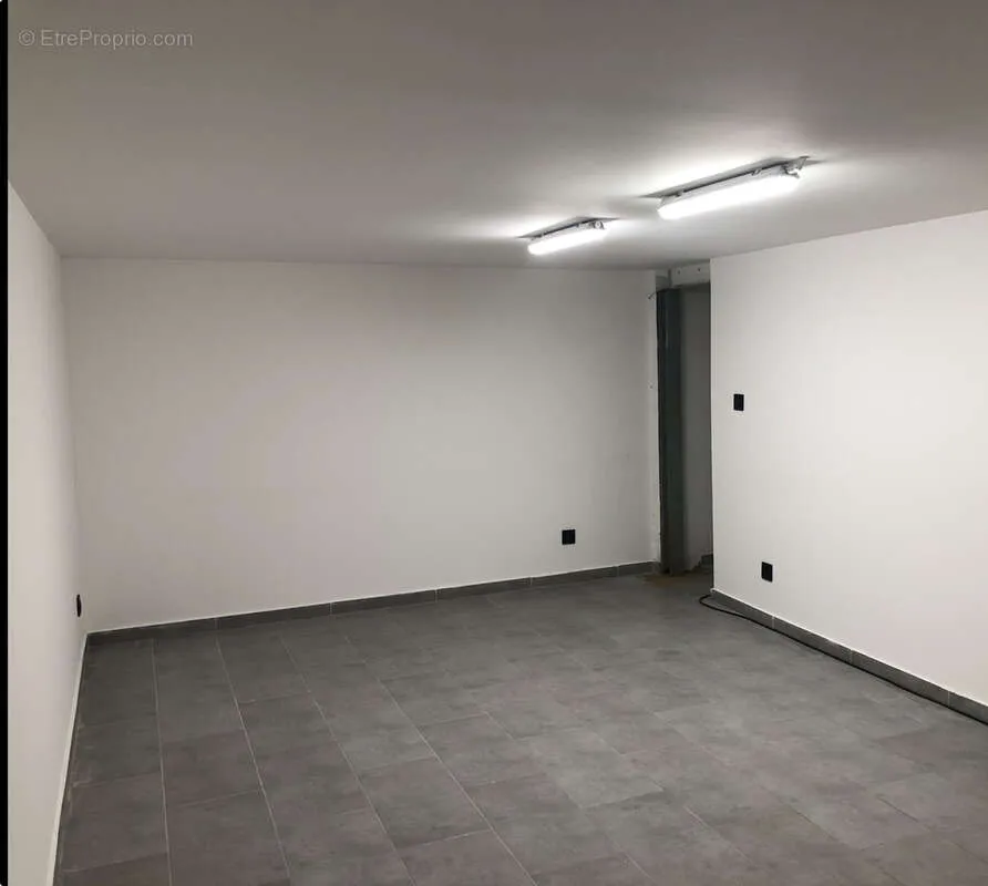 Garage - Local Commercial Rénové à Marseille 3e