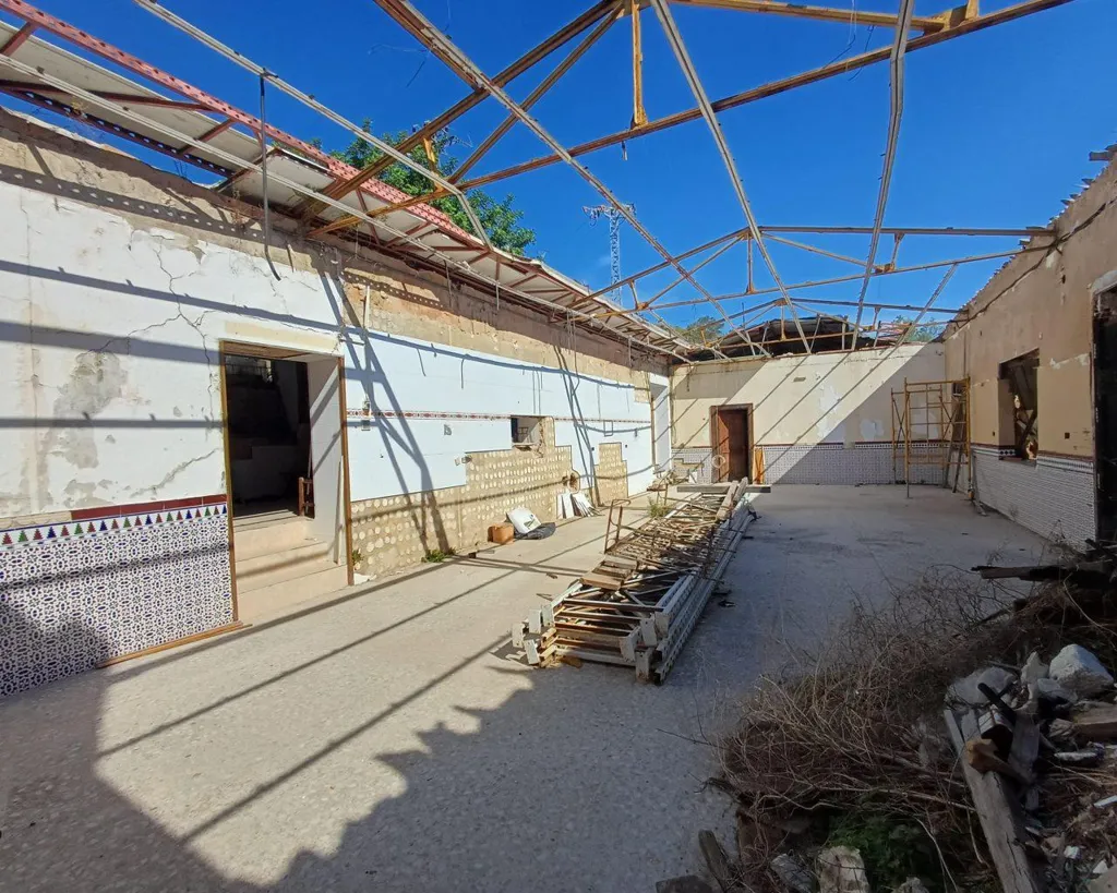 Jardin - Country Property with Hostel Potential in Oliva