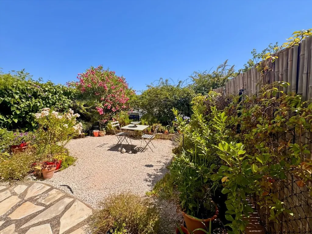 Giardino - 3-Bed Flat with Garden and Terrace in Saint-Raphaël