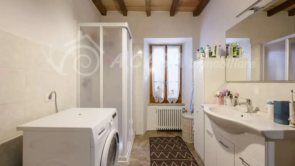 Salles de bain - Rearranged Apartment with Terraced View in Calestano