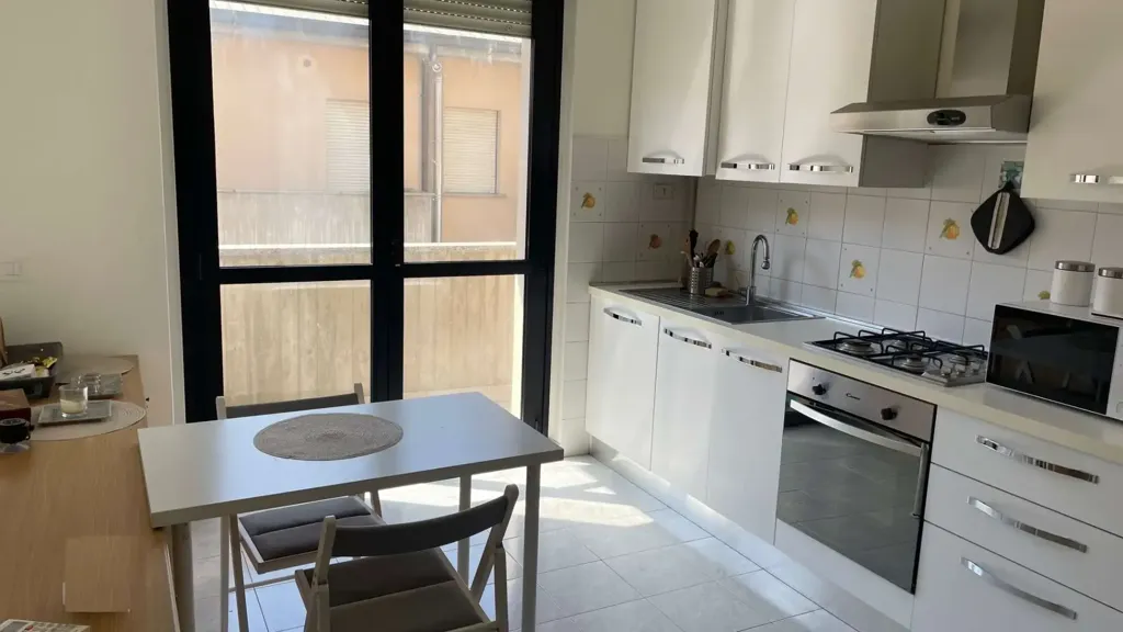 Köök - Modern 2-Bedroom Apartment with Balcony in Milan