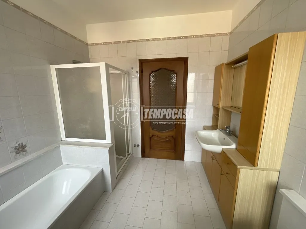 Bathrooms - Bifamiliar House with Private Courtyard in Agliè