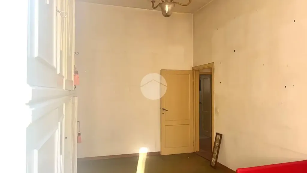 Pièces - 5-Room Apartment with Balcony in Florence