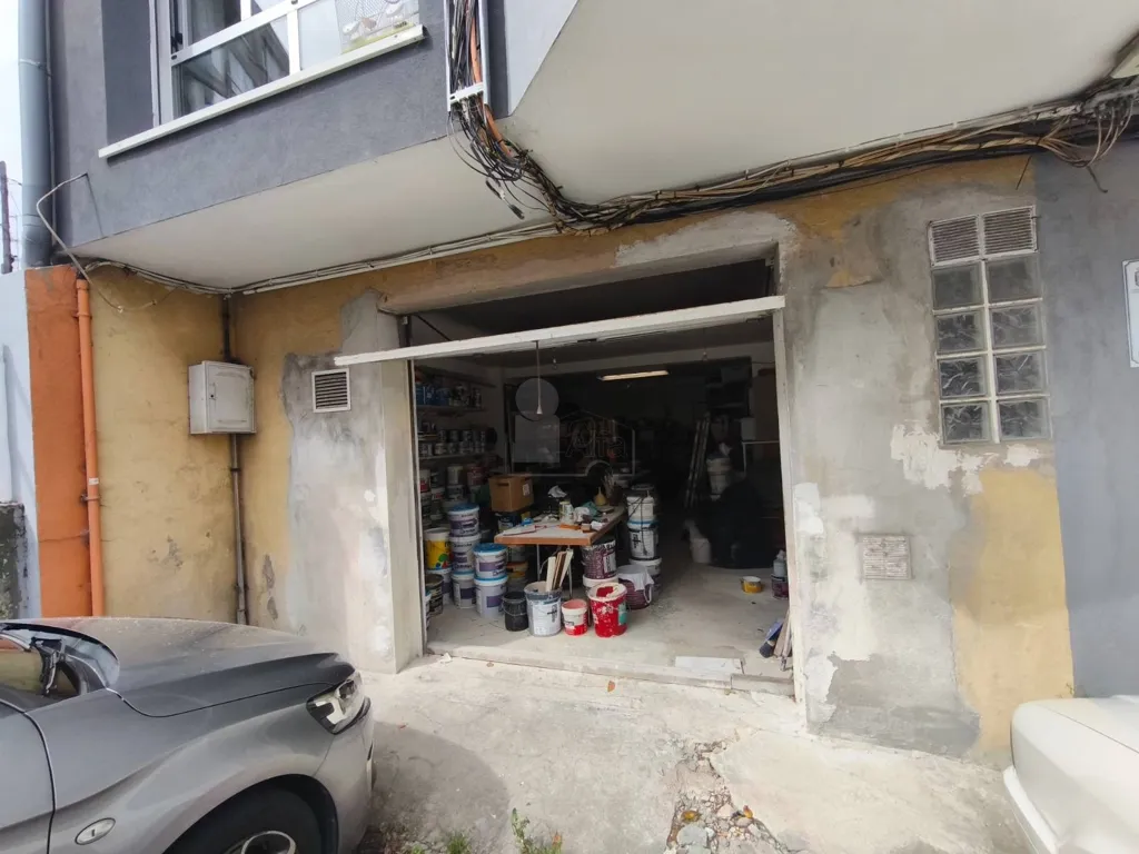 Garage - Retail Space with Car Port in Santander