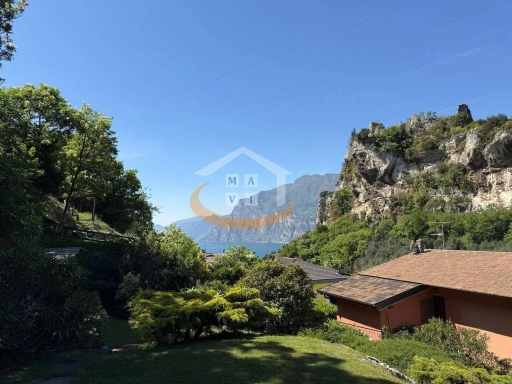 Jardin - Luxury Penthouse with Lake View in Nago-Torbole