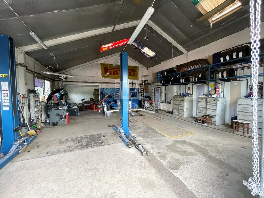 Garaaž - Established Industrial Workshop with Client Base in Monor