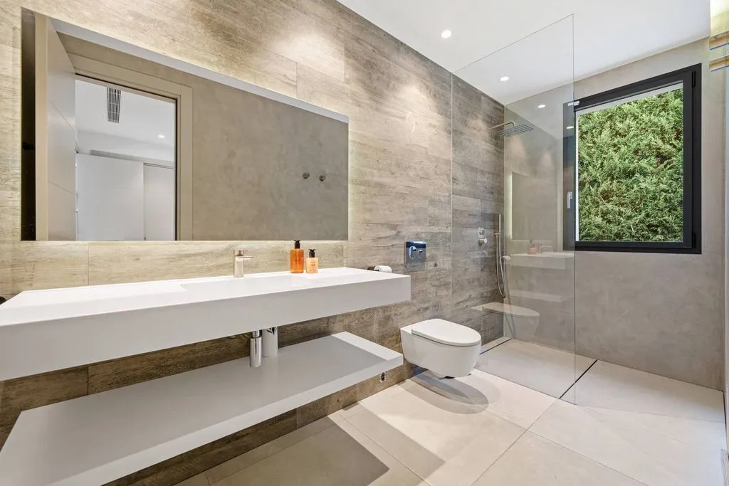 Salles de bain - Contemporary Villa with Pool in Nueva Andalucía