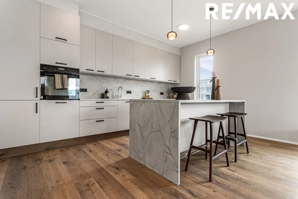 Cuisine - 5-Bed Apartment with Balcony in Álftanes